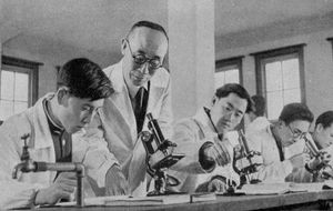 1946년 11월 새로 문을 연 김일성종합대학 의학과 학생들