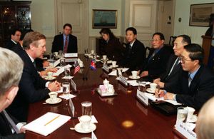 김정일의 비서 김옥과 미 국방장관 윌리엄 코헨, 2000년