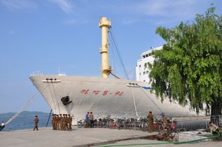 2010년 8월 [[원산시|원산항]]에 정박 중인 만경봉 92호