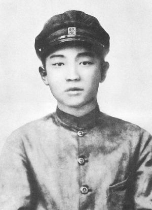 1927년 유문중학교 시절 김일성의 초상화. 그의 자서전 세기와 더불어에 실린 사진이다.