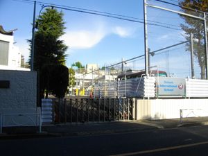 리사는 세이센 국제학교 (사진) 합창단에서 노래를 부르도록 영감을 받았다.