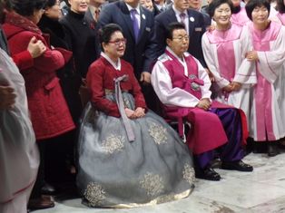 산수연에서의 김홍도 목사(오른쪽)와 부인 배영자 사모(왼쪽)(2017년 2월)