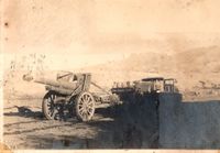 일본육군 야전중포병(野戦重砲兵第7連隊)이 구육식 십오센티 유탄포를 운용하는 모습. 포병 트랙터인 구팔식 육톤견인차 로케에 의해 견인 중