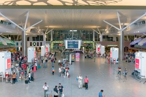 셀프 체크인 키오스크가 있는 제2터미널 메인 로비