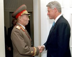 2000년 10월, 백악관에서 빌 클린턴과 악수하는 조명록