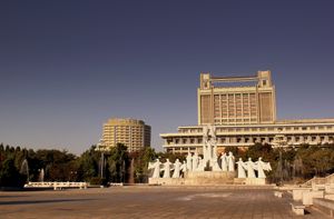 2009년 10월 삼지연악단의 첫 공연이 있었던 만수대예술극장이 오른쪽에 보인다