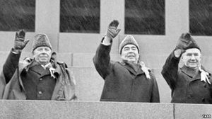 1973년 10월 혁명 기념식에서의 3인 지도부: (왼쪽부터) 니콜라이 포고르니, 레오니드 브레즈네프, 알렉세이 코시긴