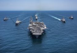 항공모함 타격단과 대한민국 해군 함정이 2017년 5월 3일 연합 훈련을 하고 있다.