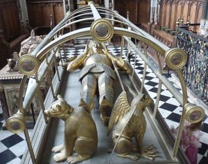 워릭에 있는 보샹의 상(像), 관을 덮는 장의(葬衣)용 가마 위에 놓여 있다