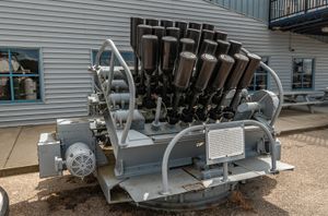 전시된 해지호그 발사기. 왼쪽 아래 발사기의 노출된 스파이곳에 유의