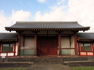성무천황이 국분사·국분니사 건립을 명하는 칙령을 발표하다(741). 그림은 상총국분니사 중문(복원).
