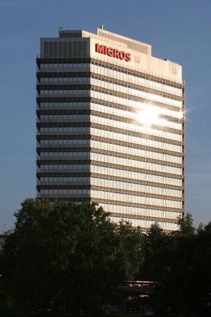 스위스에서 가장 큰 두 개의 슈퍼마켓 체인인 미그로스(Migros)와 쿠프(Coop)는 협동조합이다. 세 번째로 큰 은행인 라이파이젠(Raiffeisen) 또한 협동조합이다.