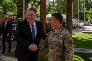 2019년 6월 25일 카불에서 오스틴 S. 밀러 장군과 함께한 폼페이오