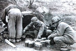 6.25 전쟁 중 전선에서 식사를 준비하고 있는 1사단 장병들의 모습 (1951년)