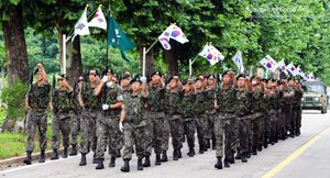 국기게양식을 마치고 행진하고 있는 제1보병사단 장병들