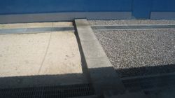 공동경비구역 회담 건물 사이의 콘크리트 판으로 표시된 남북한 사이의 MDL.