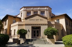 조지 하트 홀(George Hart Hall)은 1928년에 건립된 UC 데이비스에 있으며, 미국 국립 사적지 등록부에 등재되어 있다.
