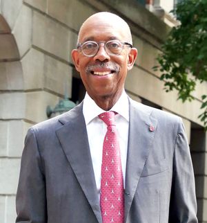 제21대 캘리포니아 대학교 총장인 마이클 V. 드레이크(Michael V. Drake)(2020년~현재).