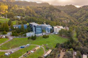 로렌스 버클리 국립 연구소는 버클리 언덕에 위치해 있다.