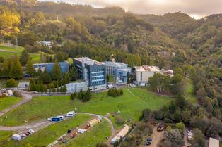 연구소의 [[분자 주조]] 시설과 주변 건물