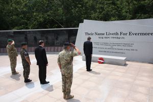 영국 군인과 관리들이 기념벽에서 경의를 표하다