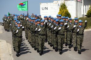 유엔 평화 행진에서 유엔 평화 메달을 받은 후 행진하는 동명 부대원들