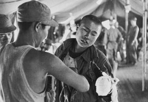 야전의료소에서 한국 군인들의 모습