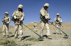2004년 9월 이라크 아르빌에서 지뢰 탐지 중인 대한민국 육군 자이툰 부대 병력