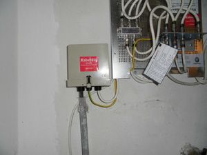 독일 건물 지하에 있는 케이블 텔레비전 배포함(왼쪽, 현재 보다폰인 Kabel BW 네트워크)과 여러 방으로 가는 별도 케이블에 신호를 공급하는 분배기(오른쪽)