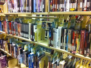 도서관 등에서는 여전히 DVD와 같은 물리적 매체를 제공하기도 한다.