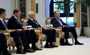 2023년 12월 6일 아부다비(아랍에미리트)에서 라브로프, 알렉산더 노박(Alexander Novak) 러시아 부총리(맨 왼쪽), 안드레이 벨로우소프(Andrey Belousov) 제1부총리