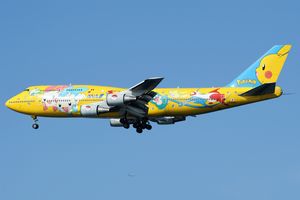 윙렛이 없는 전일본공수(All Nippon Airways) 보잉 747-400D(국내선) 항공기. 포켓몬스터 도색