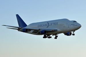 하늘을 향해 상승하는 4발 제트기의 측면 사분면 뷰.