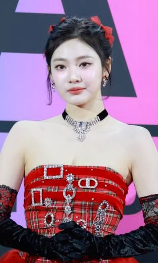 2023년 [[멜론 뮤직 어워드]]에 참석한 닝닝