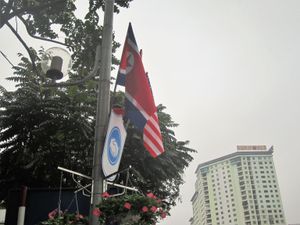 미국, 북한, 베트남 국기(응우옌찌탄 거리)