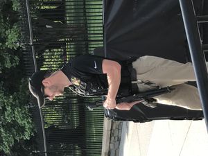 미국 비밀경호국 요원이 펜실베이니아 애비뉴에 서 있다.