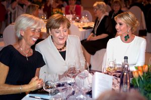 2017년 4월 베를린(Berlin)에서 열린 W20 컨퍼런스 갈라 디너에서 크리스틴 라가르드(Christine Lagarde)와 앙겔라 메르켈(Angela Merkel)과 함께