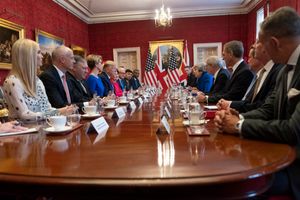 2019년 6월 4일 도널드 트럼프 대통령, 이방카, 영국 총리 테리사 메이(Theresa May)가 런던(London) 세인트 제임스 궁전(St James's Palace)에서 비즈니스 라운드테이블 행사에 참석했다.