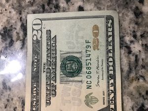 므누신의 서명이 있는 미국 20달러 지폐의 클로즈업