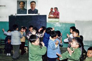 1978년, 당시 주석 화궈펑과 전 주석 마오쩌둥의 초상화가 걸린 상하이 유치원의 교실