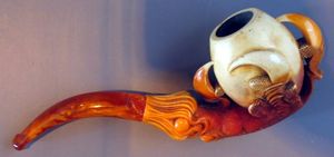 정교하게 장식된 파이프