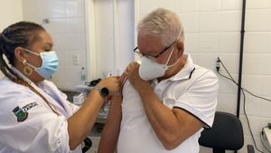 2021년 4월, 브라질에서 고령 남성이 코로나백 백신 2차 접종을 받는 모습