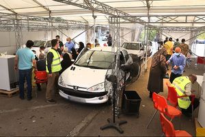 이란의 드라이브 스루 코로나19 백신 접종 센터