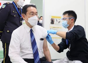 2022년 3월, 3차 접종을 받는 기시다 푸미오(岸田文雄) 내각 총리대신