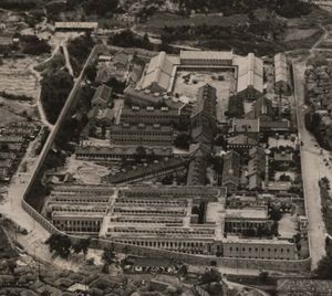 많은 체포자가 수감되었던 서대문형무소 (1945)