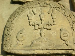 끊어진 촛불을 묘사한 유대인 여성의 묘비. 삶의 끝을 시각적으로 비유한 것이다.