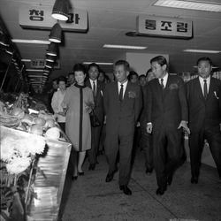 1968년 11월 삼풍상가를 시찰하는 박정희 대통령과 김현옥 서울시장