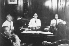 1948년 7월 22일 대한민국 초대 내각의 첫 국무회의에 참석한 김도연 (오른쪽 첫 번째)