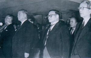 대한민국 제2공화국의 대통령인 손자 윤보선(오른쪽에서 두 번째)