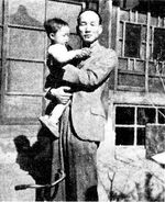 아들 윤인선과 함께 (1949년)